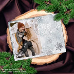 Künstlerisch Frosty Winter Ice Crystals Silver Folien Feiertagspostkarte<br><div class="desc">Einzigartige,  trendige und schlichte Weihnachtsgrusskarte mit ihrem Lieblingsfoto auf dem Hintergrund von winterlichen Schneeflocken und Eiskristallen. Mit Raum,  um sich anzupassen oder personalisieren mit einem Foto Ihrer Wahl auf der Vorderseite,  und eine anpassbare Saison Grußgedicht auf der Rückseite der Karte,  einschließlich Ihrer Rücksendeadresse,  Stadt,  Postleitzahl und Staat.</div>