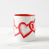 Künstlerisch rotes rosa Herzmuster auf Weiß Zweifarbige Tasse (Mittel)