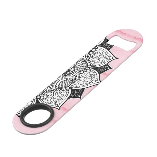 Künstlerische Boho Hand gezeichneter Mandala auf Speedflaschenöffner (Rückseite Schrägansicht)