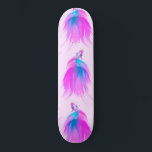 Künstlerische Girly Neon Pink Blue Painted Betta F Skateboard<br><div class="desc">Dieses künstlerische und mädchenhafte Design ist perfekt für die zeitgenössische und trendige Frau. Es zeigt ein handgemaltes Acrylmuster von neonrosa und blauen Bettfischen mit einem fließenden wunderschönen Schwanz auf einem rot-rosa Hintergrund. Es ist ein großartiges Stück für jeden Tierfreund, Hipster-Weibchen oder jeden, der einzigartige und originelle Kunstwerke genießt. Es ist...</div>