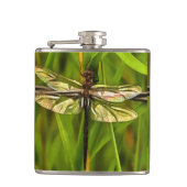 Künstlerische Libelle in Braun und Gelb auf Grün Flachmann (Vorderseite)