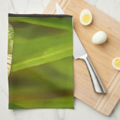 Künstlerische Libelle in Braun und Gelb auf Grün Handtuch (Viertel Falte)