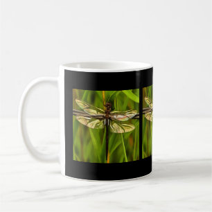 Künstlerische Libelle in Braun und Gelb auf Grün Kaffeetasse