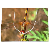 Künstlerische Libellenruhe auf einer Blume Große Geschenktüte (Vorderseite)