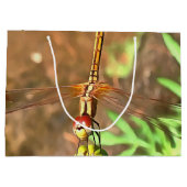 Künstlerische Libellenruhe auf einer Blume Große Geschenktüte (Rückseite)