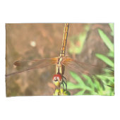 Künstlerische Libellenruhe auf einer Blume Kissenbezug (Vorderseite-Rechts)