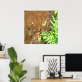 Künstlerische Libellenruhe auf einer Blume Poster (Heimbüro)