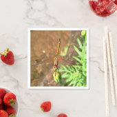 Künstlerische Libellenruhe auf einer Blume Serviette (Beispiel)