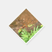 Künstlerische Libellenruhe auf einer Blume Serviette (Ecke)