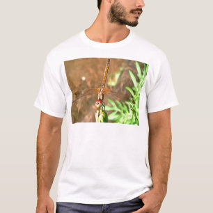 Künstlerische Libellenruhe auf einer Blume T-Shirt