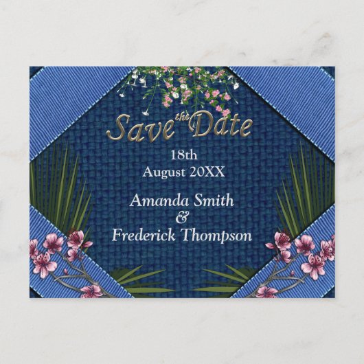 Künstlerische, rosa Blume auf blauem Stoff Ankündigungspostkarte (Vorderseite)