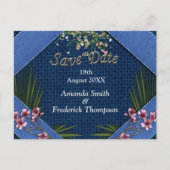 Künstlerische, rosa Blume auf blauem Stoff Ankündigungspostkarte (Vorderseite)