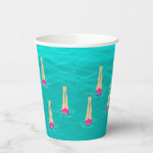 Künstlerische Schwimmer, die unter dem Party Wasse Pappbecher (Links)