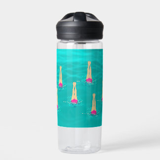Künstlerische Schwimmer, die unter dem Party Wasse Trinkflasche