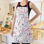Künstlerische Smock mit Kunstgegenständen, Persona Schürze<br><div class="desc">Eine unterhaltsame Schürze mit Kunstvorräten und zwei Textzeilen. Fügen Sie den Künstlernamen,  den Studiennamen/den Schulnamen usw. hinzu. Macht ein großartiges Kunstlehrer Geschenk oder verändern die Größe zu einem kleinen und geben zu Ihrem Lieblings-kleine Künstler.</div>