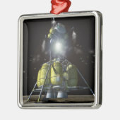 Künstlerische Wiedergabe eines neuen Raumschiffs z Ornament Aus Metall (Links)