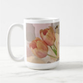 Künstlerisches Design mit Tulpen und individuellem Kaffeetasse (Links)