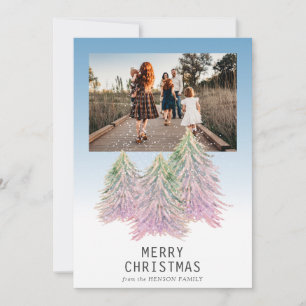 Künstlerisches Foto eines Weihnachtsbaums mit rosa Feiertagskarte