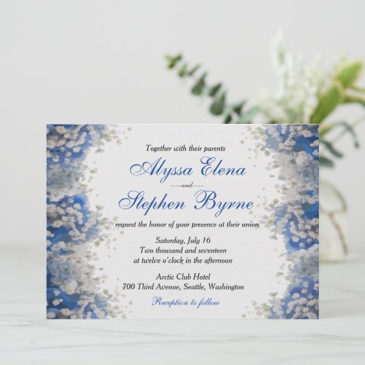 Künstlerisches Gipskraut auf Blue Petals Wedite Einladung (Stehend Vorderseite)