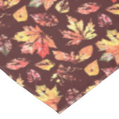 Künstlerisches Herbstmuster auf Rich Brown Tischdecke (Schrägansicht)
