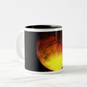 Künstlerisches Konzept von Kepler-10b Zweifarbige Tasse (Vorderseite Links)