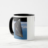 Künstlerisches Konzept von NanoSail-D im Weltraum Tasse (Vorderseite Links)