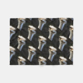 Künstlerisches Straußenportrait mit goofy expressi Fleecedecke (Vorderseite (Horizontal))