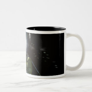 Künstlerwiedergabe eines neuen Raumschiffes zum Zweifarbige Tasse