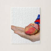 Künstliches menschliches Herzmodell an Hand Puzzle (Vertikal)