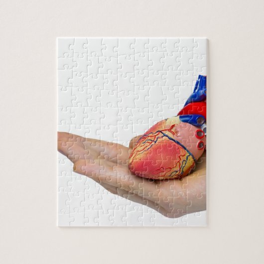 Künstliches menschliches Herzmodell an Hand Puzzle (Vertikal)