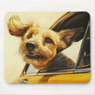 Kunstprint: Verspielter Hund genießt Autofahrt Mousepad