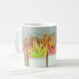Kunstraumbleistift höhlt voll von der Farbe u. vo Kaffeetasse