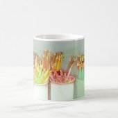 Kunstraumbleistift höhlt voll von der Farbe u. von Kaffeetasse (Mittel)