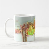 Kunstraumbleistift höhlt voll von der Farbe u. von Kaffeetasse (Links)