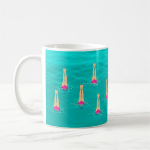 Kunstschwimmer schwimmen unter Wasser Kaffeetasse