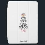 Kunststudiengang personalisierte Gabe iPad Air Hülle<br><div class="desc">Dieses lustige "Eat Sleep Art Repeat" Design ist perfekt für Studenten aller Noten! Kann mit dem Namen Ihres Kindes personalisiert sein. Ideal für Zurück in die Schule Geschenk,  Geburtstagsgeschenk des Kindes und andere Urlaubsgeschenke.</div>