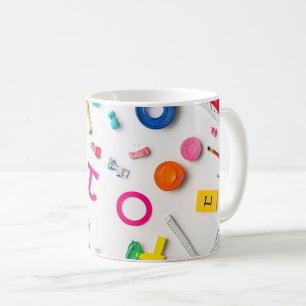 Kunstvoll auf einem dunklen Hintergrund angeordnet Kaffeetasse