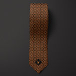 Kupfer auf schwarzem Mandala Monogramm Krawatte<br><div class="desc">Erweitern Sie Ihr Business oder Hochzeitsensemble mit unserem Copper on Black Mandala Monogram Neck Tie. Die Farbtöne und das mandalanische Design sind elegant. Pair es mit unseren passenden Socken,  um Ihren anspruchsvollen Look zu vervollständigen.</div>