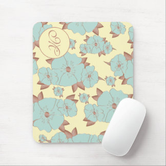 Kupfer Blassblüte Aquamarine Blüte auf Pastellgelb Mousepad
