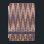 Kupfer Rose Gold Foil Zickzack Navy Blue Monogram iPad Mini Hülle<br><div class="desc">Chic Copper Rose Gold Foil Zickzack Navy Blue Monogram Cover mit elegantem dunkelblauen Hintergrund und Platz für Ihren Namen oder anderen benutzerdefinierten Text. Einfach mit Text, Schriftart und Farben anpassen. Erstellt von Zazzle pro Designer BK Thompson © exklusiv für Cedar und String; bitte kontaktieren Sie uns, wenn Sie Hilfe benötigen,...</div>