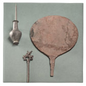 Kupferne Haarnadel, Collyriumstange mit Topf und Fliese (Vorderseite)