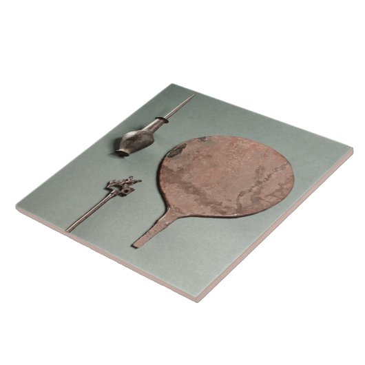 Kupferne Haarnadel, Collyriumstange mit Topf und Fliese (Seite)