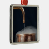 kupfernes Rohr einer Brennerei mit Dampf Ornament Aus Metall (Rechts)