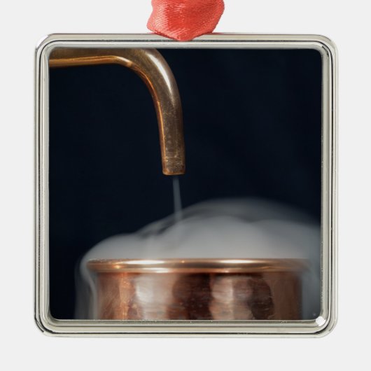 kupfernes Rohr einer Brennerei mit Dampf Ornament Aus Metall (Vorne)