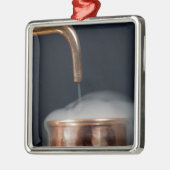 kupfernes Rohr einer Brennerei mit Dampf Ornament Aus Metall (Links)