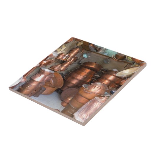 Kupfertöpfe auf dem Markt Fliese (Seite)