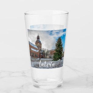 Kuppelplatz mit Weihnachtsbaum in Riga Glas