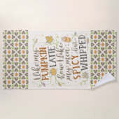 Kürbis-Gewürz lustiger Latte Witz für Strandtuch (Vorderseite)