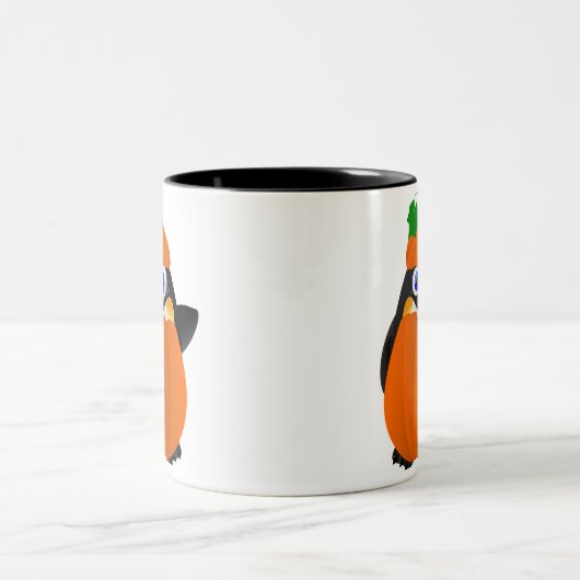 Kürbis-Kostüm-Halloween-Pinguin Zweifarbige Tasse (Mittel)