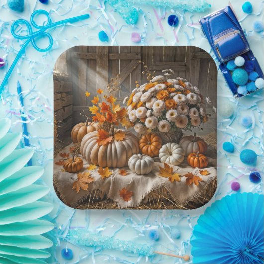 Kürbis und Mums im Herbst in einer Scheune Pappteller (Party)